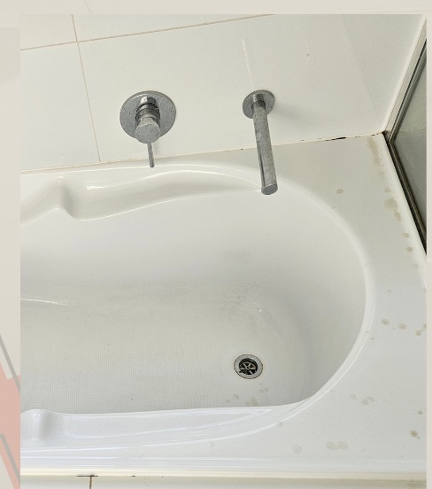 Bathtub before cleaning