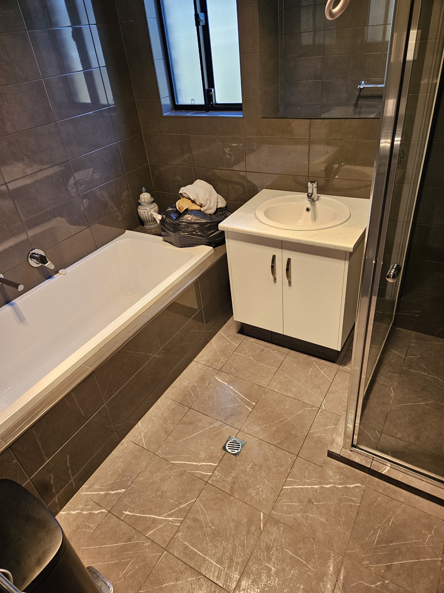 Bathtub and shower screen after deep clean